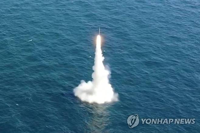 SLBM 잠수함 발사시험 세계 7번째 성공 (서울=연합뉴스) 우리나라가 독자 개발한 잠수함발사탄도미사일(SLBM)이 15일 도산안창호함(3천t급)에 탑재돼 수중에서 발사되고 있다.
    이날 발사시험은 국방과학연구소(ADD) 종합시험장에서 문재인 대통령을 비롯해 정부와 군의 주요 인사들이 참석한 가운데 이뤄졌다. [국방부 제공. 재판매 및 DB 금지] photo@yna.co.kr