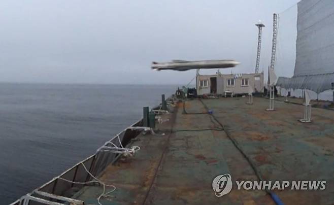 군, 초음속 순항미사일 공개 (서울=연합뉴스) 정부와 군 당국이 북한의 신형 장거리 순항미사일 시험발사 공개 이틀 만인 15일 속도가 압도적으로 빠른 초음속 순항미사일 개발에 성공한 사실을 발표했다.
    국방부는 "이번에 개발된 초음속 순항미사일은 기존 (순항)미사일에 비해 속도가 빨라 적 함정의 대응이 매우 어려워짐으로써, 미사일의 생존성과 파괴력이 더 향상된다"며 "우리나라 영해에 접근하는 세력에 대해 보다 실질적으로 대응할 수 있는 핵심 전력이 될 것으로 기대된다"고 설명했다.
    사진은 초음속 순항미사일 탄착 직전 모습. [국방부 제공. 재판매 및 DB금지] photo@yna.co.kr