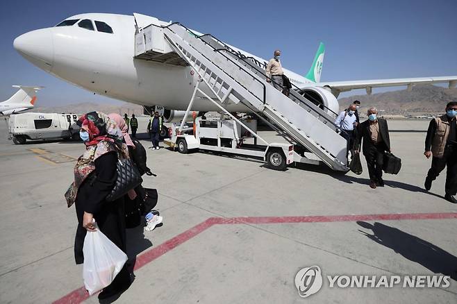 카불 공항에 착륙한 이란 여객기 [AFP=연합뉴스]