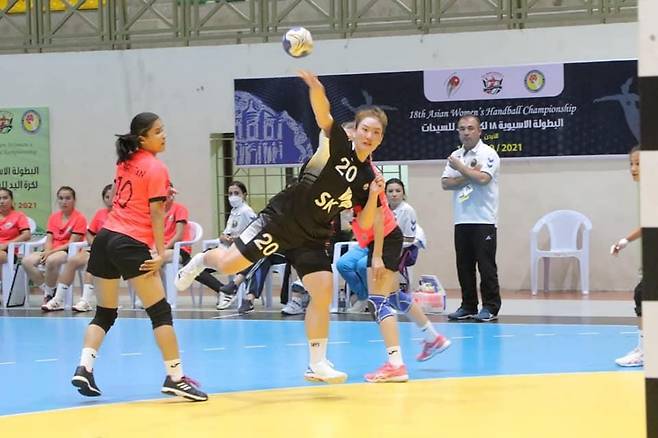 15일 우즈베키스탄을 상대로 슛을 던지는 김지현. [요르단 핸드볼협회 소셜 미디어 사진. 재판매 및 DB 금지]