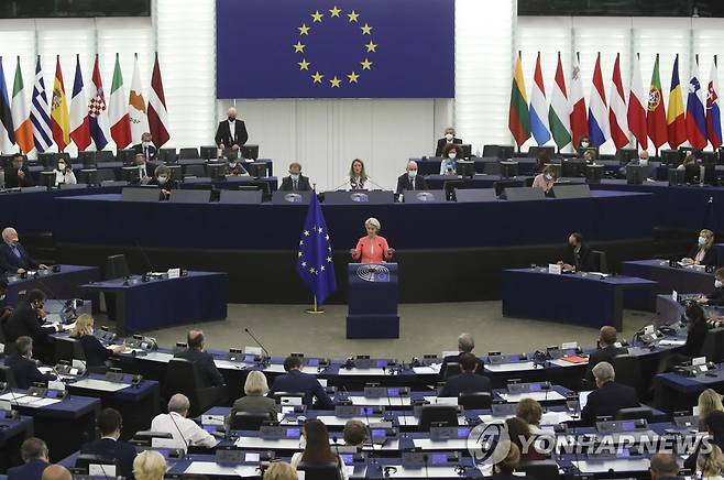 우르줄라 폰데어라이엔 유럽연합(EU) 집행위원장이 15일(현지시간) 프랑스 스트라스부르 유럽의회에서 연설하고 있다. [AP=연합뉴스]
