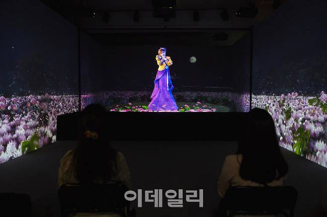예술의전당 음악당 지하 1층 홀로그램 전용관에 마련된 ‘조수미 홀로그램 미니 콘서트-빛으로 그린 노래’ 전시장 내부 모습(사진=예술의전당)