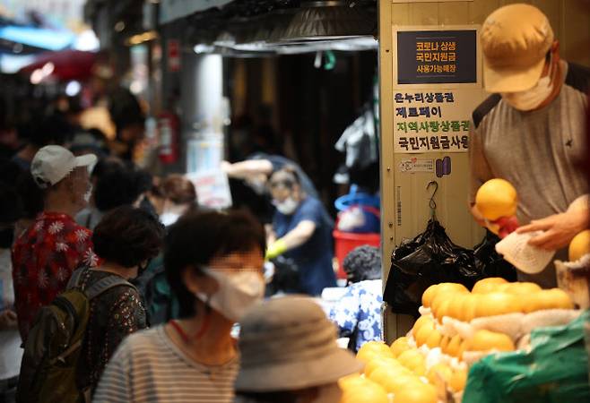 9월 12일 서울 동대문구 청량리 종합시장 내 한 가게에 신종 코로나바이러스 감염증(코로나19) 상생 국민지원금 사용 가능 매장이라고 적힌 안내문이 붙어 있다. (사진=연합뉴스)