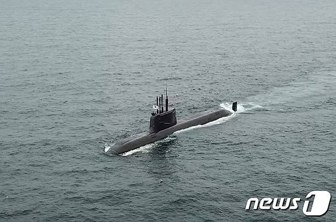 우리나라가 자체 개발한 잠수함발사탄도미사일(SLBM)의 잠수함 발사시험이 15일 국내 최초로 성공했다. 이날 악천후 속에서 실시된 SLBM의 잠수함 발사시험 성공은 세계 7번째다. 사진은 발사 준비중인 SLBM. (국방부 제공) 2021.9.15/뉴스1 © News1 이성철 기자