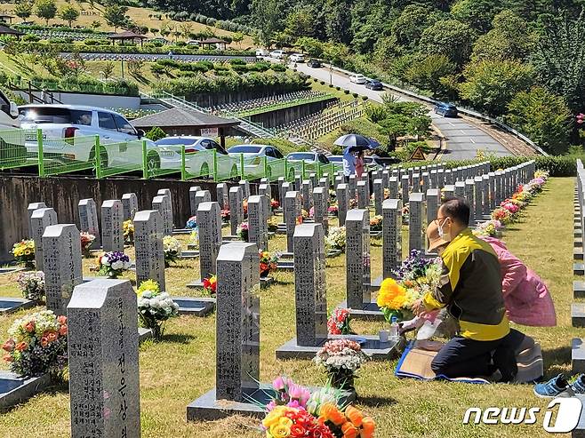 추석을 앞둔 마지막 주말인 지난 11일 전북 임실군 국립임실호국원에서 참배객들이 성묘를 하고 있다.2021.09.12/© 뉴스1 강교현기자