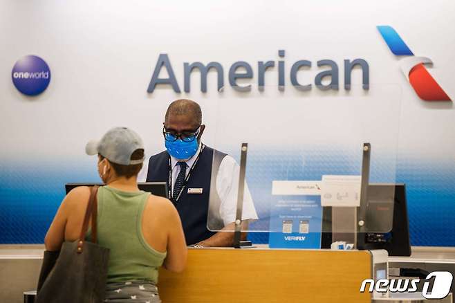 미국 텍사스 휴스턴 조지부시 국제공항 아메리칸에어라인 체크인 카운터의 2021년 8월 5일 모습. © AFP=뉴스1 자료 사진