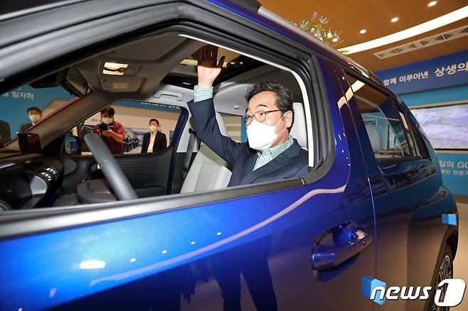 더불어민주당 대선 경선 후보인 이낙연 전 대표가 16일 오후 광주 광산구 빛그린산업단지 광주글로벌모터스(GGM) 본관동 로비에 전시된 현대차 경형SUV '캐스퍼'에 탑승해 차량 내부를 둘러보고 있다. 2021.9.16/뉴스1 © News1 황희규 기자