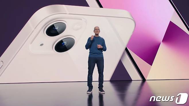 애플이 14일(현지시간) 캘리포니아 쿠퍼티노 애플파크에서 스페셜 애플 이벤트를 통해 아이폰13을 공개했다. 애플은 이날 온라인 행사를 통해 Δ아이폰13 미니 Δ아이폰13 Δ아이폰13 프로 Δ아이폰13 프로 맥스 등 총 4가지로 구성된 아이폰13 시리즈와 9세대 아이패드, 6세대 아이패드 미니, 애플워치 시리즈7 등을 선보였다. 가격은 아이폰13 799달러(약 94만원), 아이폰13 미니 699달러, 아이폰13 프로 999달러, 아이폰 13 프로 맥스 1099달러, 9세대 아이패드 329달러, 6세대 아이패드 미니 499달러, 애플워치 시리즈7 399달러 등이다. (애플 유튜브 캡쳐) 2021.9.15/뉴스1