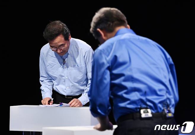 더불어민주당 이낙연(왼쪽) 대선 경선 후보와 이재명 후보가 14일 오후 서울 마포구 상암동 MBC 사옥에서 열린 대선후보 100분 토론에 참석해 인사를 하고 있다. 2021.9.14/뉴스1 © News1 국회사진취재단