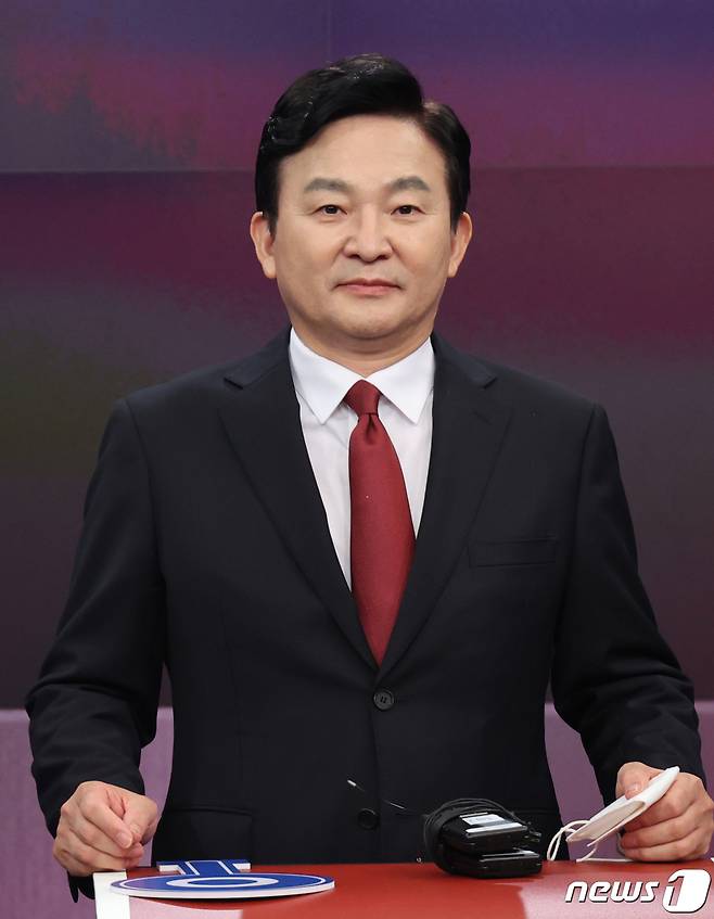 원희룡 국민의힘 대선 경선 후보가 16일 오후 서울 중구 스튜디오에서 열린 제20대 대통령선거 경선후보자 1차 방송토론회에 참석해 토론을 하고 있다. 2021.9.16/뉴스1 © News1 국회사진취재단