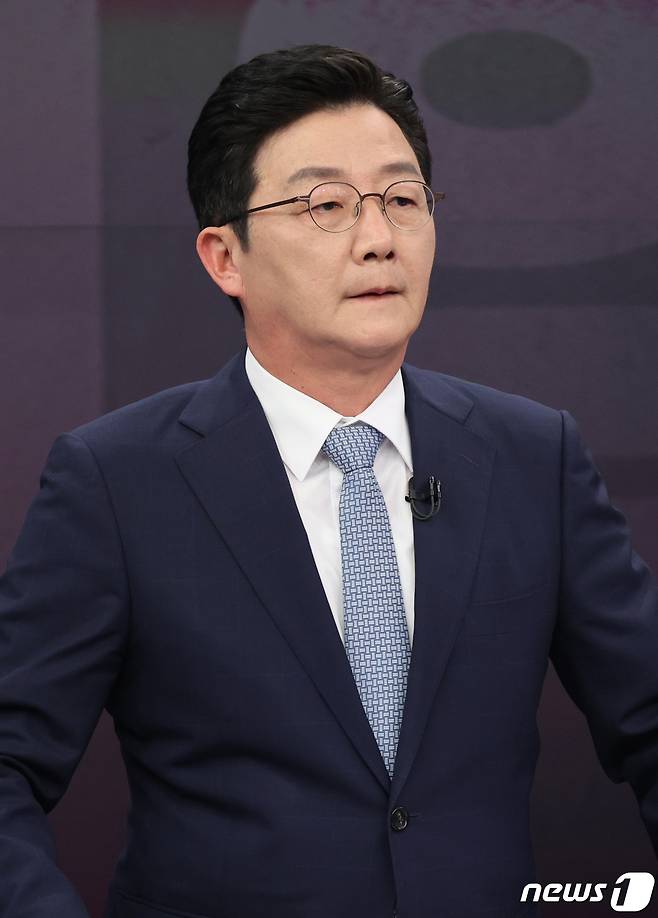 유승민 국민의힘 대선 경선 후보가 16일 오후 서울 중구 스튜디오에서 열린 제20대 대통령선거 경선후보자 1차 방송토론회에 참석해 토론을 하고 있다. 2021.9.16/뉴스1 © News1 국회사진취재단