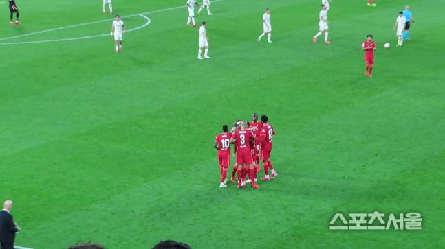 리버풀 선수들이 16일(한국시간) AC밀란전에서 득점 후 기뻐하고 있다. 리버풀 | 장영민통신원