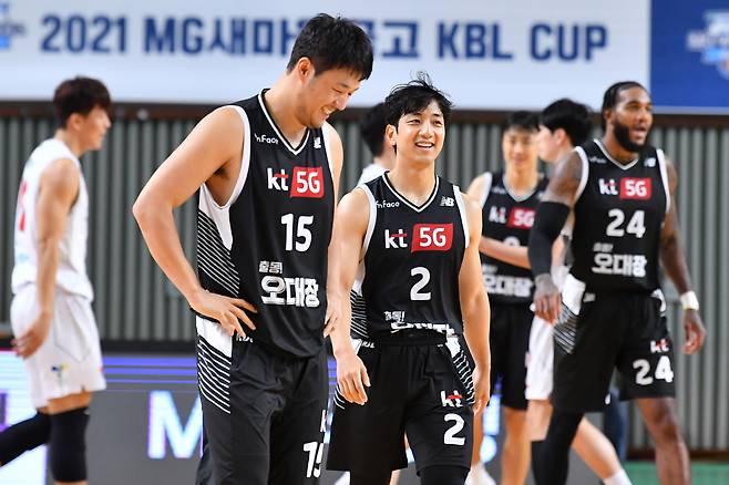KT로 이적한 김동욱(왼쪽)과 허 훈이 웃는 장면. 사진제공=KBL
