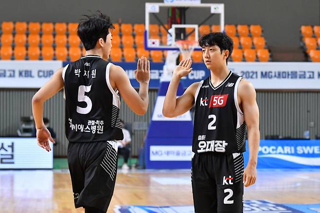 KT 박지원(왼쪽)과 허 훈. 사진제공=KBL