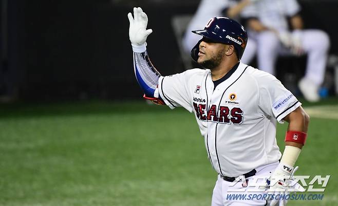 2021 KBO리그 두산베어스와 SSG랜더스의 경기가 16일 서울잠실야구장에서 열렸다. 두산 페르난데스가 7회말 2사후 우월 역전 솔로 홈런을 치고 동료들의 환영을 받고 있다.  잠실 =최문영 기자 deer@sportschosun.com /2021.09.16/