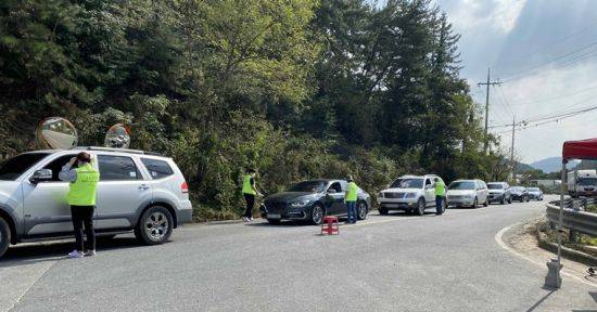 지난해 추석 유달공원묘원 입구에서 발열 체크를 진행했다. ⓒ 아시아경제