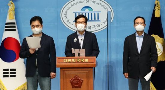 더불어민주당 김종민, 신동근, 홍영표 의원(왼쪽부터). /사진=연합뉴스