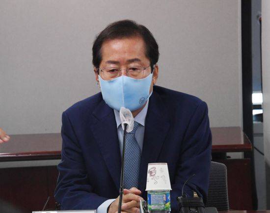 홍준표 국민의힘 대선 경선 예비후보가 지난 8일 오전 서울 용산구 대한의사협회를 방문해 가진 코로나19 방역대책 등을 논의하는 간담회에서 발언하고 있다. [이미지출처=연합뉴스]