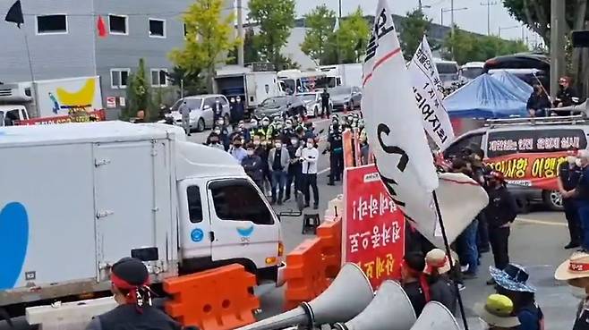 이달 초 민노총 화물연대 노조원들이 전남 SPC 물류 센터 앞에서 대체 운송 차량 진입을 막고 있다. /파리바게뜨 가맹점주협 제공