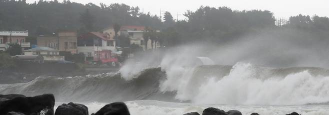 태풍 '찬투'가 북상하는 가운데 16일 오후 제주 서귀포시 표선면 토산2리 앞바다에 거센 파도가 몰아치고 있다. /연합뉴스