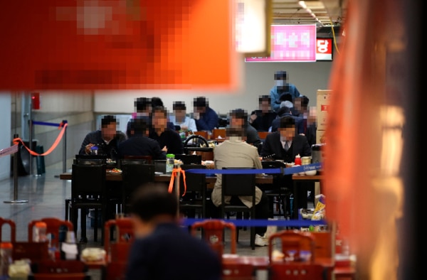 직장인들이 한 지하상가 식당가에서 점심을 먹고 있다. /조선DB