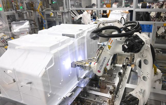 LG스마트파크에서 새롭게 재건축한 통합생산동의 1단계 가동에 들어갔다. 통합생산동의 냉장고 생산라인에서 로봇이 냉장고를 조립하고 있다.ⓒLG전자