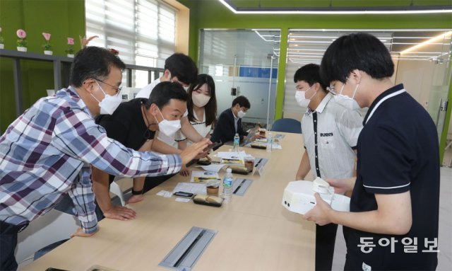 지난달 25일 서울 강남구 서울로봇고에서 열린 채용박람회에서 학생들이 직접 만든 졸업작품을 시연하고 있다. 마이스터고 취업난과 중소기업 구인난을 동시에 해결하기 위해 열린 이번 박람회는 카카오벤처스 후원으로 인공지능 기기와 소셜 로봇 등을 개발하는 벤처기업 4곳이 참여했다. 김동주 기자 zoo@donga.com