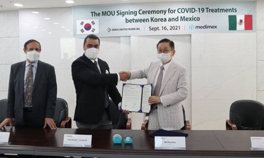 브루노 피게로아주한 멕시코 대사(왼쪽부터), 디에고라모스 메디멕스 대표, 한국유나이티드제약 강덕영 대표가 양해각서를 체결하고 기념촬영을 하고 있다. <한국유나이티드>