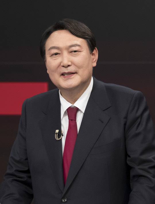 16일 국민의힘 대권주자인 윤석열 전 검찰총장이 서울 중구 TV조선 스튜디오에서 열린 제20대 대통령선거 경선후보자 1차 방송토론회에서 토론을 준비하고 있다. 국회사진기자단=연합뉴스.