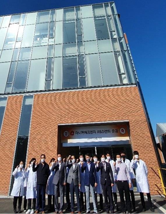마니커에프앤지 관계자들이 새로운 R&D센터 앞에서 기념촬영을 하고 있다. (사진=마니커에프앤지)