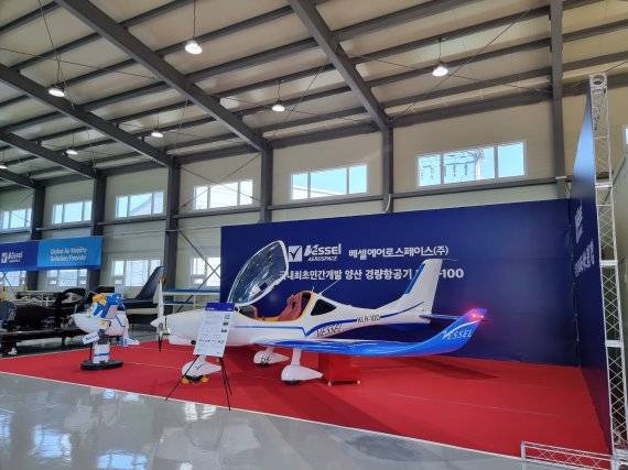 경기도 안성 소재 베셀에어로스페이스 안성 2공장에 초경량항공기 KLA-100이 전시돼 있다. 베셀에어로스페이스 제공.