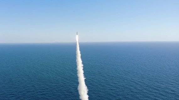 리나라가 독자개발한 잠수함발사탄도미사일(SLBM·Submarine-Launched Ballistic Missile)의 최종 시험 발사에 성공했다고 국방과학연구소가 15일 밝혔다. 사진은 15일 오후 우리 군이 독자설계하고 건조한 최초 3000t급 잠수함인 도산안창호함에 탑재돼 수중에서 발사되고 있는 SLBM. 우리나라는 세계에서 7번째 SLBM 보유국이 됐다. (국방과학연구소 제공 영상 캡처) 사진=뉴시스