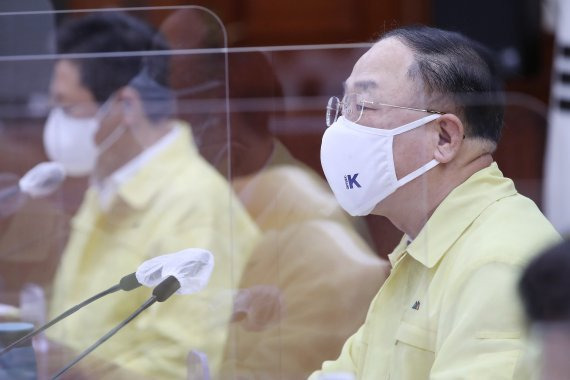 정부가 16일 농림축산식품부 등 부처 합동으로 국민 먹거리 종합전략인 '국가식량계획' 을 발표했다. 사진은 이날 제45차 비상경제 중앙대책본부 회의에 참석한 홍남기 경제부총리 겸 기획재정부 장관. /사진=뉴시스