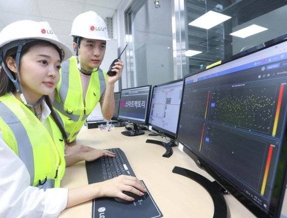 LG유플러스가 16일 오전 온라인 기자간담회를 열고 U+스마트팩토리 솔루션을 공개하고 향후 사업방향을 설명했다. 작업자가 LG유플러스의 인천 간석운영센터에 설치된 배전반진단 솔루션을 이용하고 있다. LG유플러스 제공