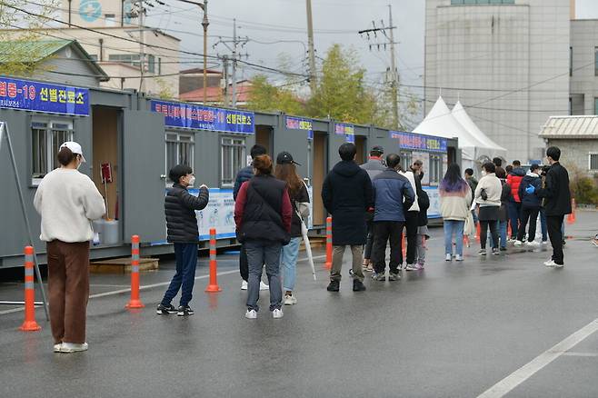 속초시 보건당국이 코로나19 검사를 진행하고 있다. 속초시 제공