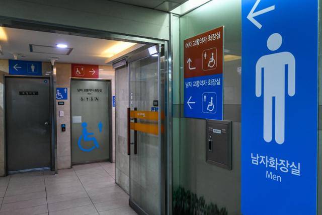 3호선 구파발역 여성 교통약자 화장실 역시 남자화장실 안에 마련돼 있다. 혼동하는 시민들이 많아, 여성 교통약자 화장실의 위치를 '따로' 표기해두었다.