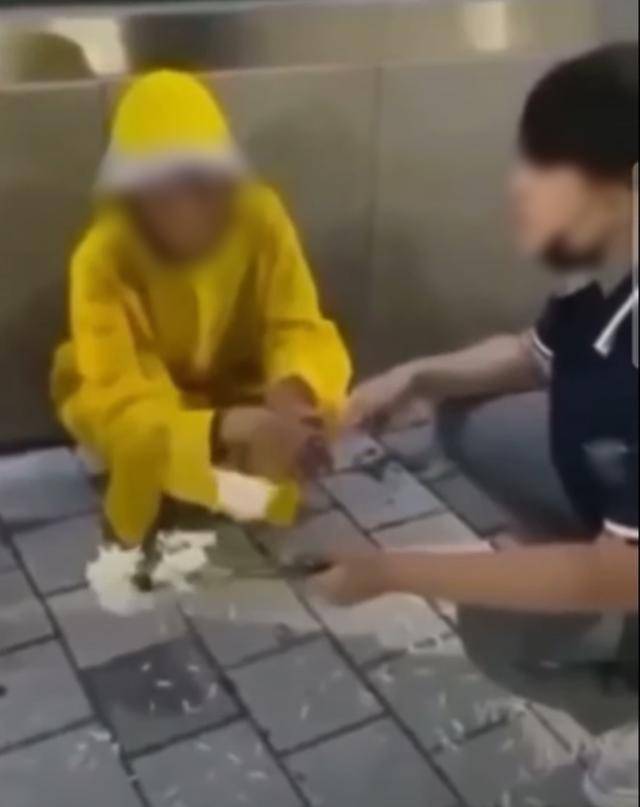 60대 노인의 머리를 여러 차례 때리며 반말로 담배 대리 구매를 강요한 10대 학생들이 경찰에 붙잡혔다. 28일 경기 여주경찰서에 따르면 담배 대리 구매 요구를 들어주지 않는다며 60대 여성을 때린 혐의로 A(17)군 등 10대 4명을 붙잡아 조사 중이라고 밝혔다. 앞서 이날 한 온라인 커뮤니티에 A군 등의 범행 과정이 담긴 영상이 올라와 시민들이 분노를 샀다. (유튜브) 뉴스1