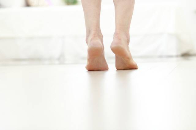 까치발을 드는 게 하지정맥류 완화에 도움이 된다./클립아트코리아