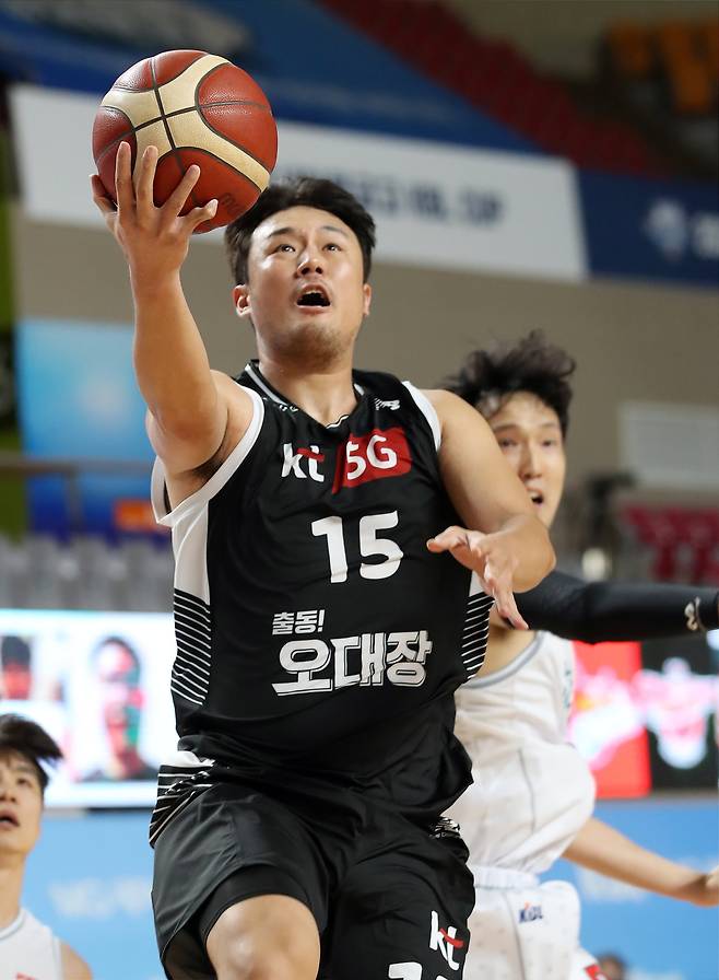 수원 KT 김동욱이 16일 경북 상주실내체육관에서 열린 KBL 컵대회 오리온전에서 슛을 시도하고 있다. [연합뉴스]