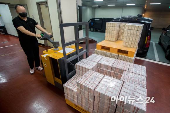 추석 명절을 앞둔 16일 서울 강남구 한국은행 강남본부에서 관계자들이 시중 은행에 공급할 추석 명절자금을 방출하고 있다. [사진=사진공동취재단]