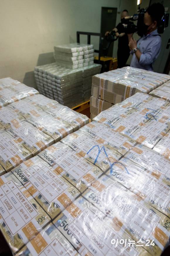 추석 명절을 앞둔 16일 서울 강남구 한국은행 강남본부에서 관계자들이 시중 은행에 공급할 추석 명절자금을 방출하고 있다. [사진=사진공동취재단]