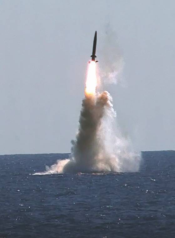 한국이 독자 개발한 잠수함발사탄도미사일(SLBM)이 15일 도산안창호함(3000t급·아래 사진)에 탑재돼 발사되고 있다. 이날 실험은 국방과학연구소(ADD) 종합시험장에서 문재인 대통령 등 이 참석한 가운데 이뤄졌다. 한국은 세계 7번째 SLBM 운용국이 됐다. [사진 국방부]