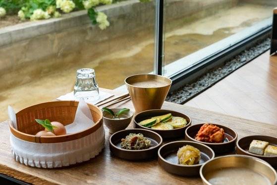 아원고택의 조식 상차림. 누룽지 끓인 밥에 삶은 달걀, 갖은 반찬이 올라온다.