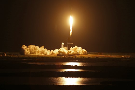 스페이스X가 발사한 크루드래곤은 4인의 민간인을 태우고 3일간 저궤도에서 우주를 관광하게 된다. [사진 로이터=연합뉴스]