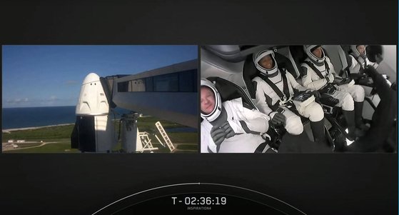 크루드래곤 캡슐에 착석해 우주 관광을 기다리고 있는 4인의 민간인들. [스페이스X 라이브 웹캐스트 캡쳐]