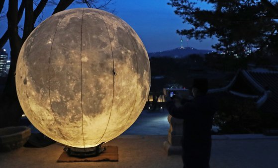 창경궁에서는 17일부터 23일까지 언덕에 위치한 풍기대 인근에 설치한 대형 모형 보름달을 볼 수 있다. 사진 문화재청사진은 지난 2월 정월대보름 창경궁에 설치된 모형 보름달. 뉴스1