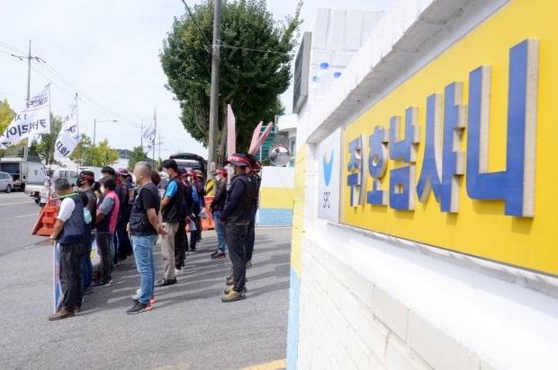 민주노총 화물연대 광주본부 2지부 SPC(파리바게뜨)지회 소속 조합원들이 16일 오전 광주 광산구 호남샤니 광주공장 앞에서 '조합원 집단해고 철회'를 촉구하는 기자회견을 하고 있다. [사진=뉴스1]