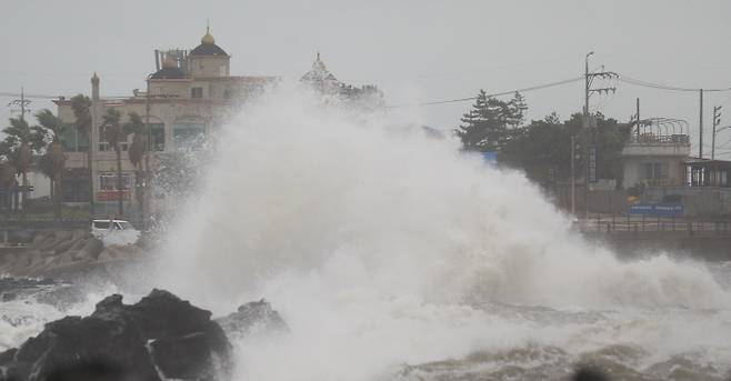 태풍 ‘찬투’가 제주를 향해 북상중인 15일 오후 제주시 용담해안도로에 거센 파도가 휘몰아치고 있다. 연합뉴스