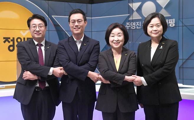 손 맞잡은 후보들 정의당 대선 경선 주자인 김윤기·황순식·심상정·이정미 후보(왼쪽부터)가 16일 서울 양천구 SBS에서 열린 첫 방송토론회에 앞서 손을 잡고 기념촬영을 하고 있다. 국회사진기자단