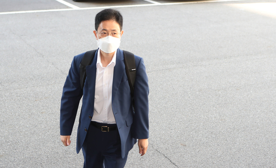 Son Jun-sung, a senior prosecutor close to former Prosecutor General Yoon Seok-youl accused of sharing drafts of criminal complaints against journalists and political figures with People Power Party Rep. Kim Woong, heads to work at the Daegu High Prosecutors’ Office Thursday. [YONHAP]